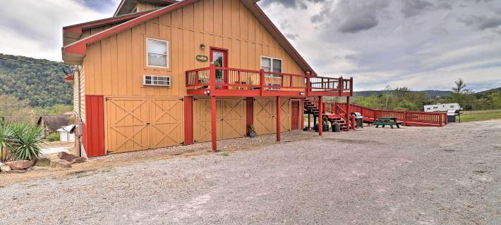 Updated Mtn View Studio w/ Loft - Near River! Hotels in Izard County