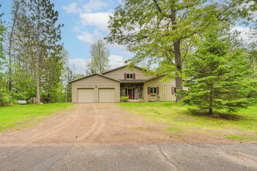 Lakeside Spooner Home w/ Game Room & Views! - 3 stjerner