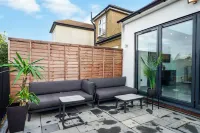 Mount Park Rd Flat Hotels in Ruislip