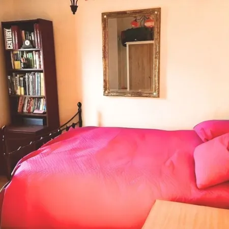 Women Only- Guest Room#5 with Private En-Suite Bathtub & Evening Parking Отели рядом с достопримечательностью «Железнодорожный вокзал Клэпхем Джанкшн»