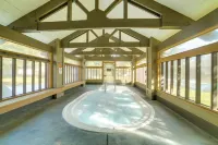 2 Mi to Eagle Lodge! Multi-level Haven w/ Hot Tub - 3 stjerner