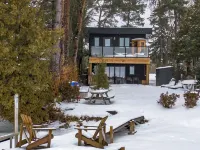 Luxury Waterfront Retreat with Sauna, EV Charger, Pizza Oven & Lake Views Hotels in Severn