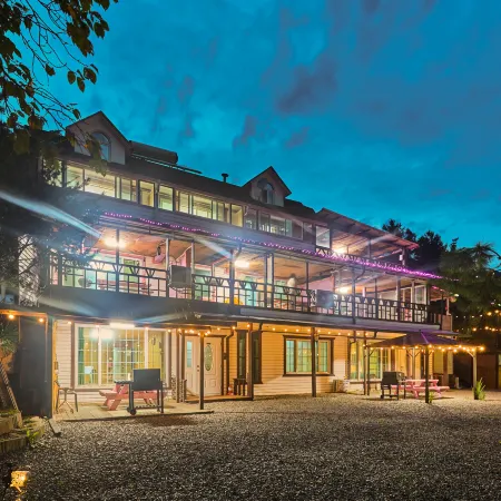 Gapyeong Four Seasons Valley Dog Pension Отели рядом с достопримечательностью «Храм Тэвонса»