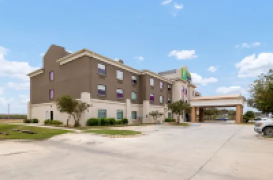 Holiday Inn Express & Suites Jourdanton-Pleasanton by IHG