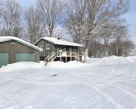 Four Seasons Lake House Between Marquette and Houghton: Paradise on Petticoat! Hotels in Baraga County