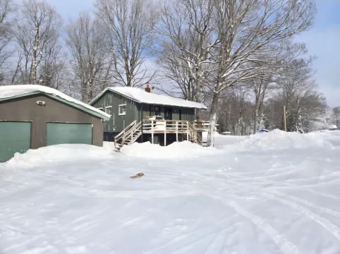 Four Seasons Lake House Between Marquette and Houghton: Paradise on Petticoat!