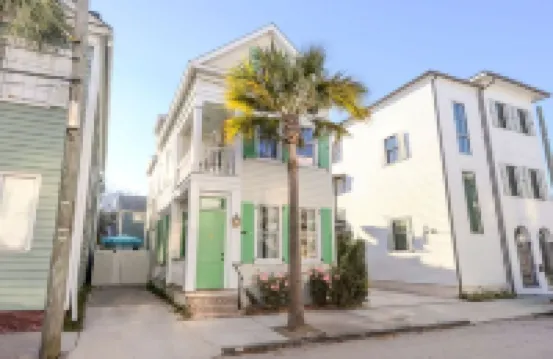 THE DELPHINE Luxury Downtown Charleston Villa, 1 Block to King + Private Pool