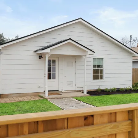 < 1 Mi to Georgetown Square: Pet-friendly Getaway!