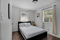 Downtown Jacksonville Retreat Pet-friendly With Hot Tub & Backyard Oasis