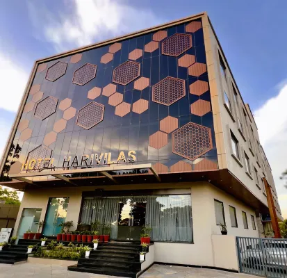 Hotel Harivilas - parking