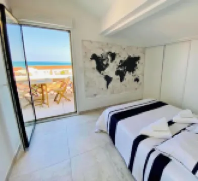 Magnificent villa facing the sea for 18 people