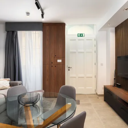 Modern 1BD Maisonette & Private BackYard