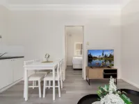 Chic 1-Bed Retreat Near Shops & Beach