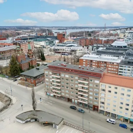 1Br Apt and Balcony Next to Railway Station