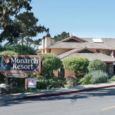 The Monarch Resort Отели рядом с достопримечательностью «Парк Лаверс-Пойнт»