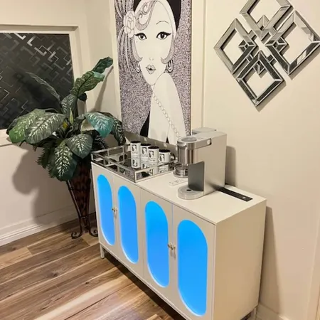 Deco Studio Retreat With Fireplace, Wifi, Queen Bed