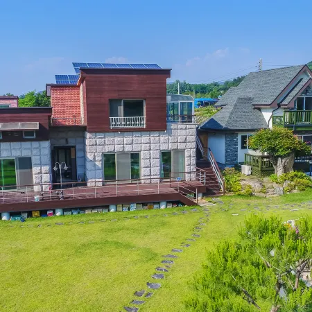 Wonju Chiak Flower Garden Pension Отели рядом с достопримечательностью «Храм Курёнса»