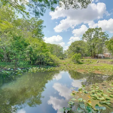 Bushnell Riverside Retreat w/ Hot Tub & Game Shed