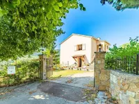 Noelie, Ground Floor Apartment for 6 People - Homestays