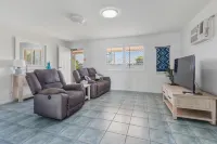 Bright 3-bed Retreat Near Beaches - Apartments