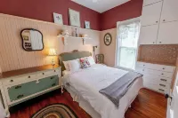Cozy Cottage Near Town & Nature — Great for Long Stays
