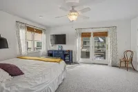 Oceanblock 4 bed / 4 full baths with Courtyard, Outdoor Shower, 2 Decks