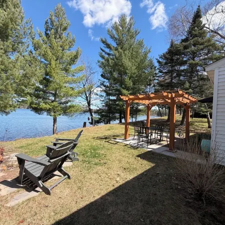 Cozy Cottage with a Vintage Vibe on a Beautiful Lake.