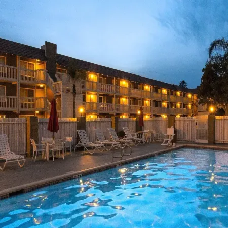 Ramada by Wyndham Costa Mesa/Newport Beach