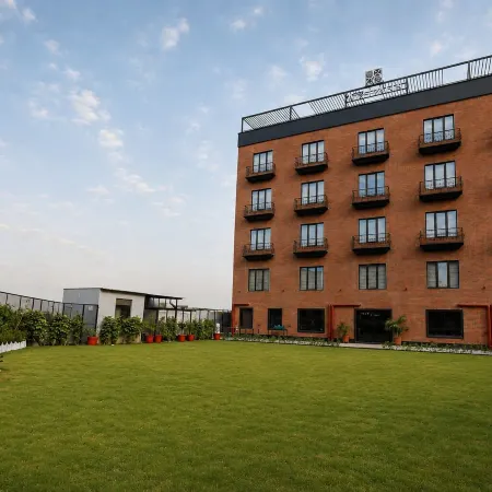 Akhyana Hotel Near Unitech Cyber Park