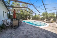 Playin Hooky 4 Bedroom Home by RedAwning - piscina