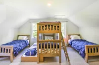 Pet-Friendly House w/ Deck - 10 Mi to Stowe Mtn! - parking