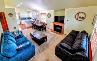 Single-Level Retreat-BBQ & King Bed!! Tesla Charger & Wifi! Pet-Friendly! - 3 stjerner