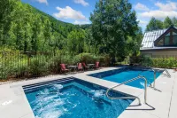 Modern Comfort River/Mtn Views + Hot Tub 1 Bedroom Condo by RedAwning - parking