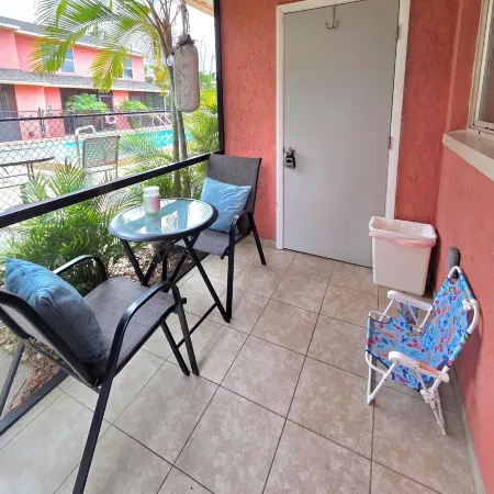 A Tropical Paradise, 2-bedroom townhouse with AC, WiFi, & pool in Ft. Myers