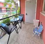 A Tropical Paradise, 2-bedroom townhouse with AC, WiFi, & pool in Ft. Myers - 3-Star