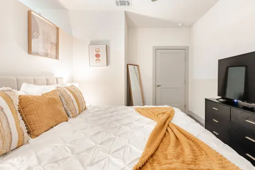 Riverwalk View Luxe Condo Views Pool & Free Parking - Apartments