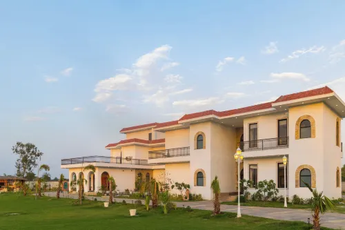ELIVAAS Prive Heaven 6BHK Villa wth Pool -  case vacanza in affitto