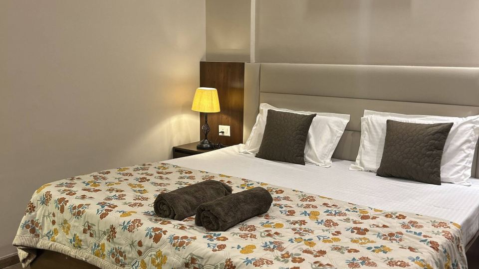 Luxury Stay for Solo Couple Triple Near Pari Chowk Expo Mart for up 4 guests