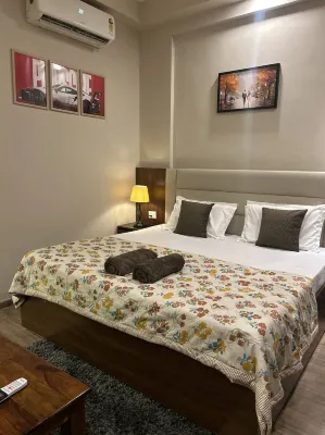 Luxury Stay for Solo Couple Triple Near Pari Chowk Expo Mart for up 4 guests - อพาร์ทเม้นท์