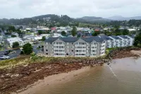 Siletz Bay Beachfront Hotel by OYO Lincoln City - parking