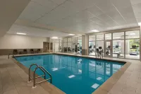 DoubleTree by Hilton New York LaGuardia Airport - piscine