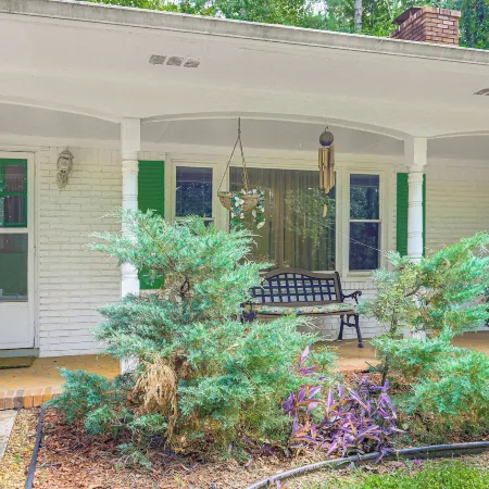 Cozy Georgia Gem on 3.5 Acres: Eat, Shop, Explore!