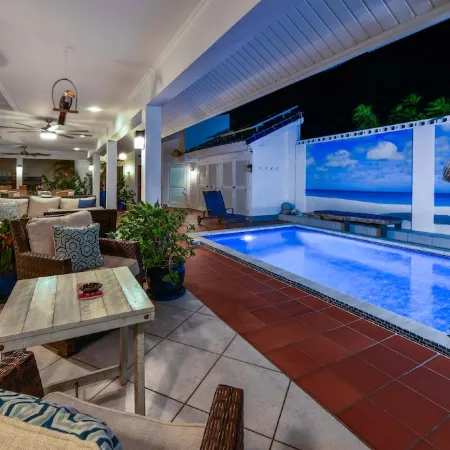 Luxury pool villa totally private backyard - 5 minutes to the beach!