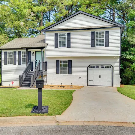 7 Mi to Dtwn ATL: Upscale Family Home w/ Balcony