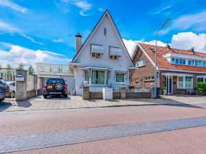 Modern Holiday Home in Badhoevedorp Near the Lake