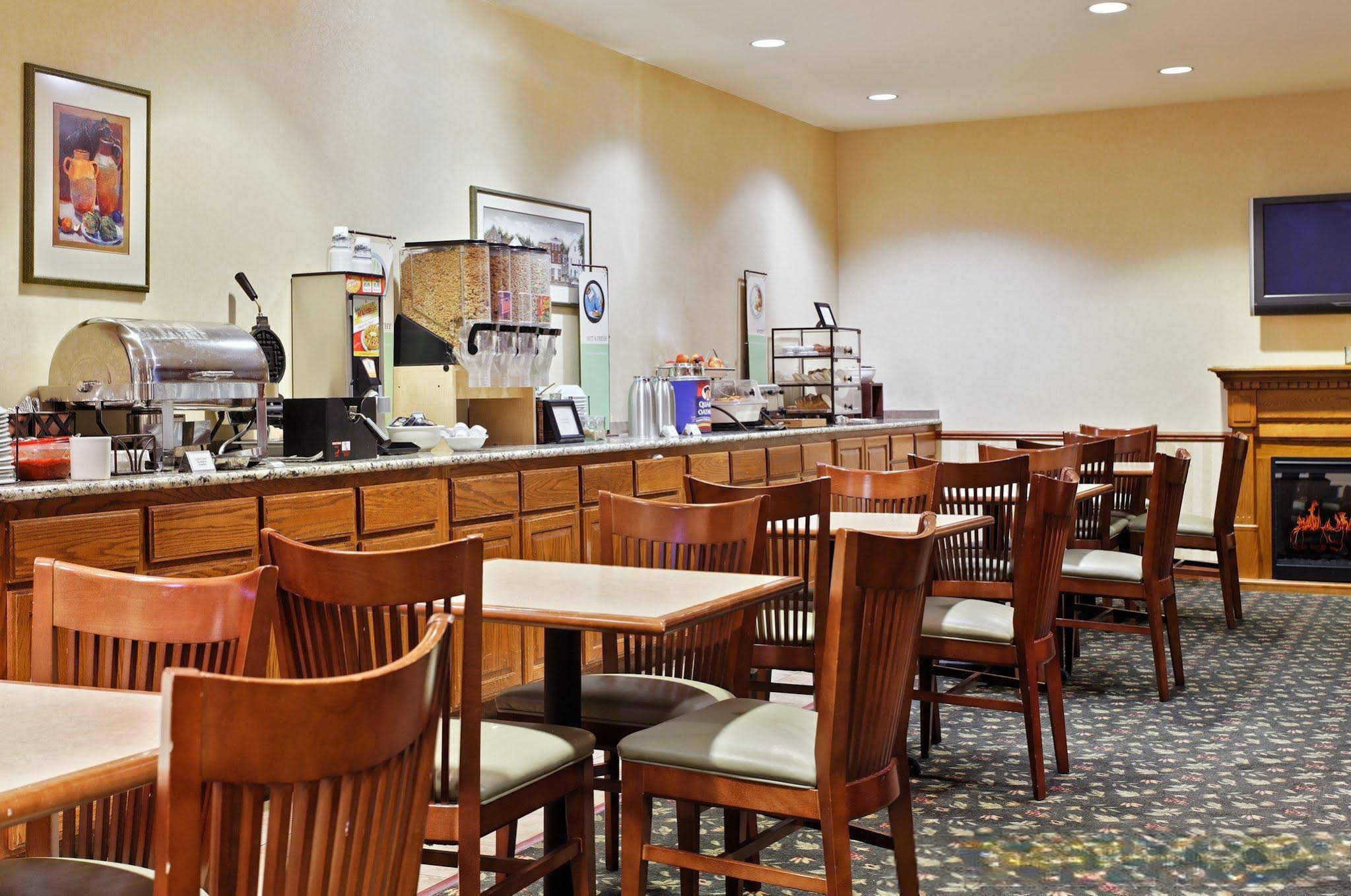 Country Inn & Suites by Radisson, Omaha Airport, IA