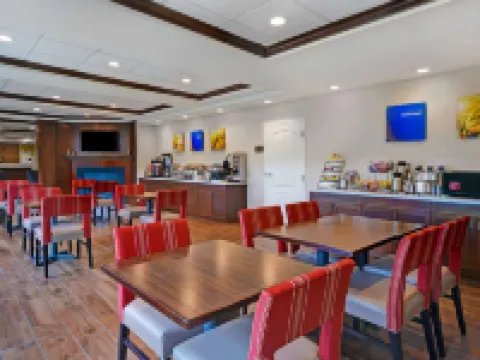 Comfort Inn & Suites Hotels in Wilton