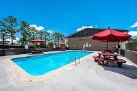 Econo Lodge Inn & Suites University