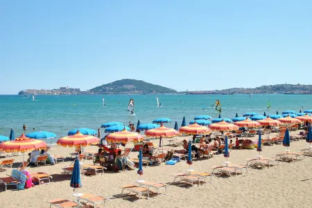 Dinky Home Air-Conditioned Penthouse with Sea View Terrace Отели в г. Формия