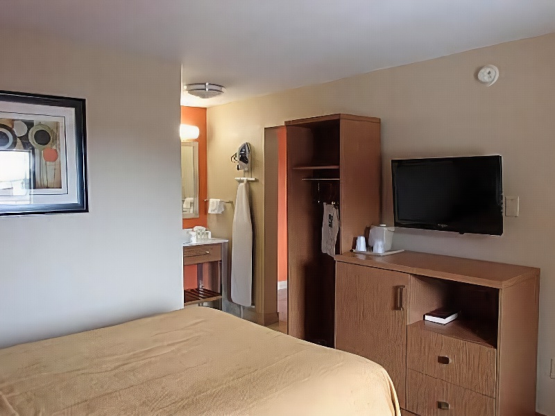 Days Inn & Suites by Wyndham Arlington Near Six Flags